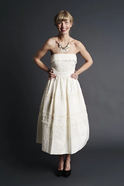 Splendida sposa in bianco — Foto Stock