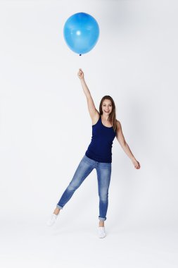 Genç kadın holding kayan balon