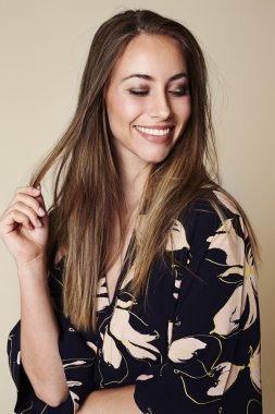 Elbise içinde gülümseyen esmer