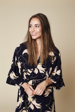 Elbise içinde güzel kadın