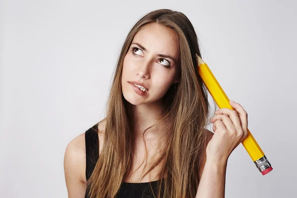 Beautiful woman scratches head — Stock Photo, Image