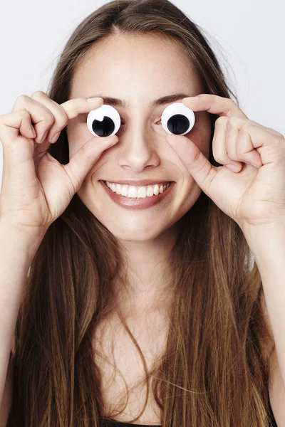 Googly-eyed girl leende — Stockfoto