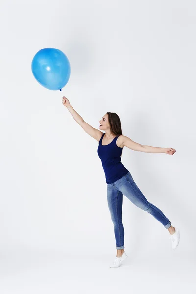 年轻女子控股浮动气球 — 图库照片
