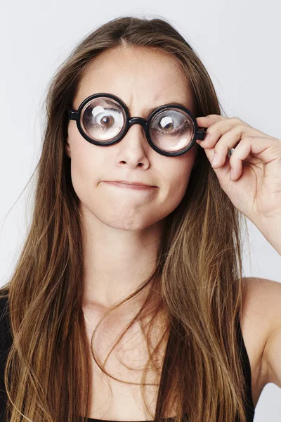 Vacker kvinna med nördiga glasögon — Stockfoto