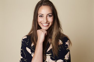 Elbise içinde güzel esmer