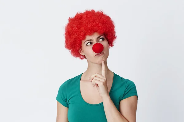 Payaso reflexivo en peluca roja — Foto de Stock