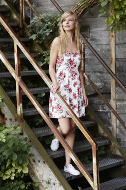 Güzel sarışın kadın adımlar üzerinde