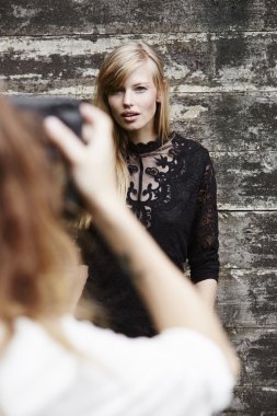 model fotoğrafçısına poz