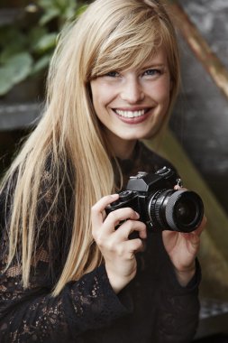 Göz alıcı fotoğrafçı holding retro kamera