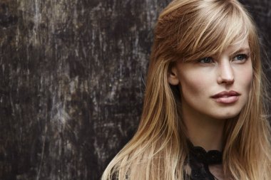 Mavi gözlü sarışın model