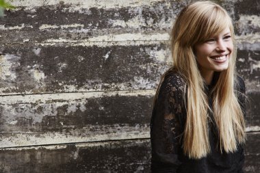 güzel sarışın gülümseyerek