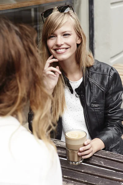 Vriendinnen genieten van een vakantie in café — Stockfoto