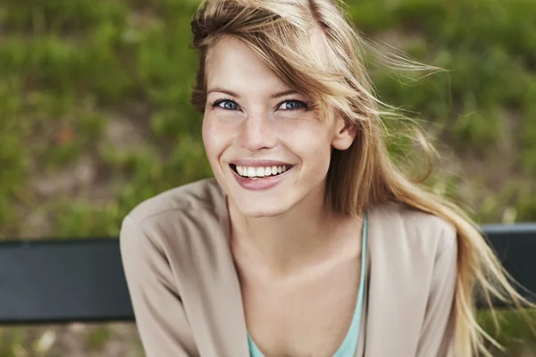Prachtige glimlach op blonde vrouw — Stockfoto