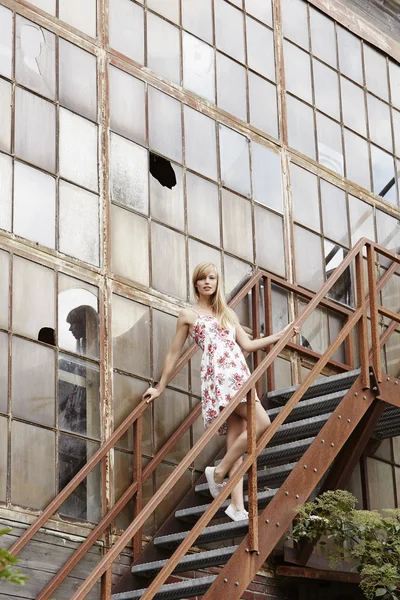 Poserar ung kvinna på stegen — Stockfoto