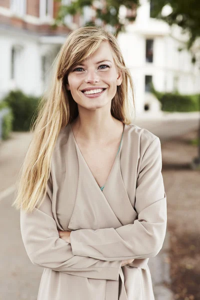 Mulher loira bonita sorrindo — Fotografia de Stock