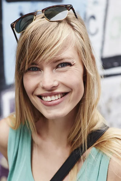 Sorriso vivaz em mulher bonita — Fotografia de Stock