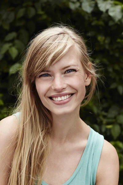 Sonriente mujer rubia de ojos azules — Foto de Stock