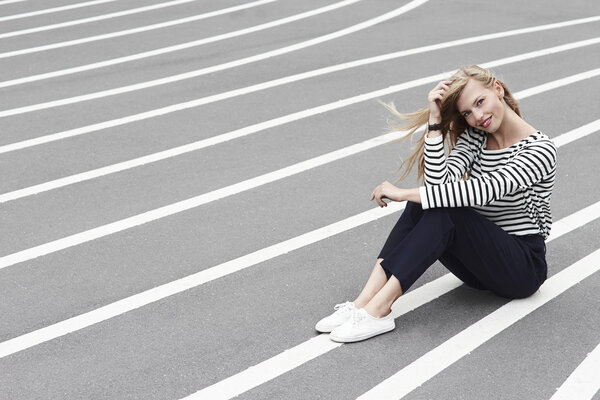 модель сидящая на дороге
