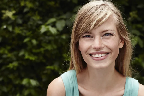 Atemberaubendes Lächeln auf schöne Frau — Stockfoto