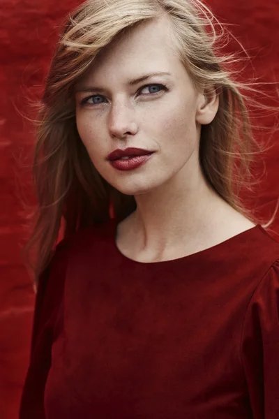 赤で美しい青い目をした女性 — ストック写真