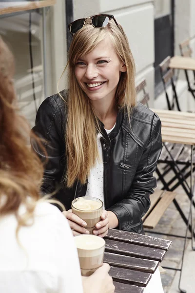 커피 마시면서 웃 고 여자 친구 — 스톡 사진