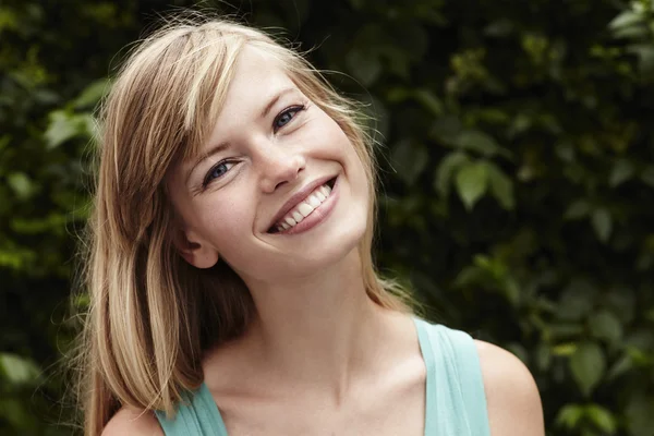 Bel sorriso su giovane donna — Foto Stock