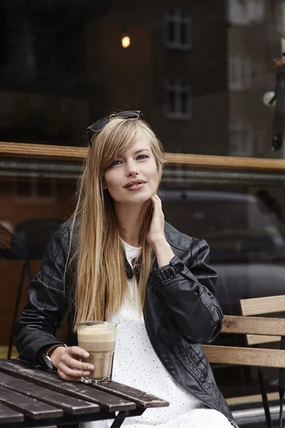 Wanita cantik berambut pirang di kafe — Stok Foto