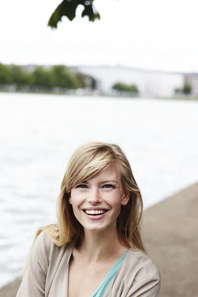 금발 여자에 아름 다운 미소 — 스톡 사진