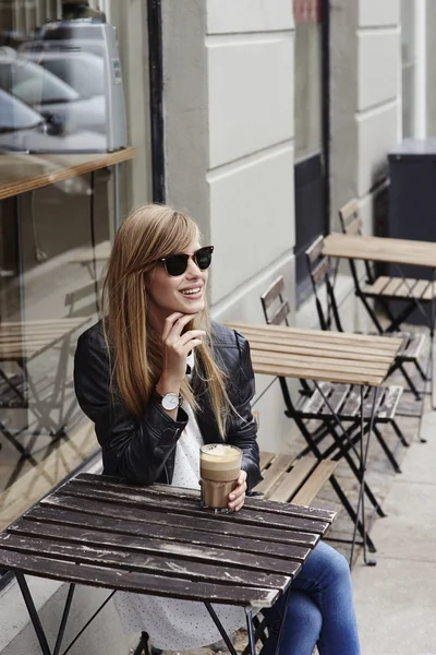 Mooie vrouw bij koffie shop — Stockfoto
