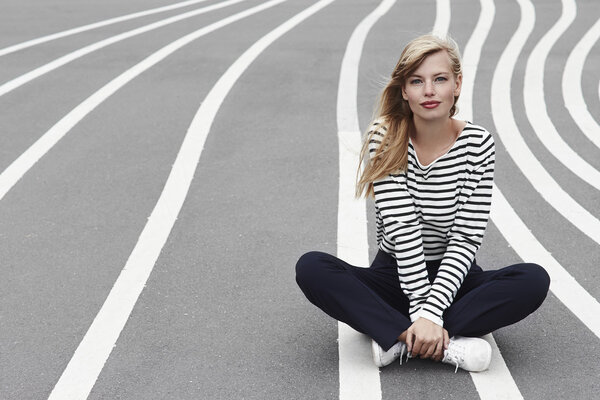 красивая женщина на выровненной земле
