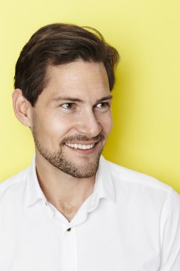 uzağa bakarak gülen adam