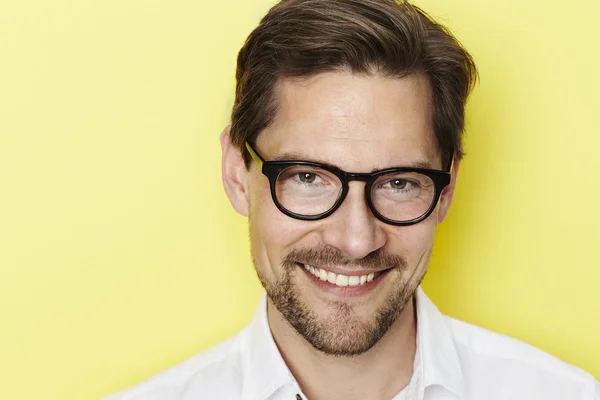 Homem sorrindo em óculos — Fotografia de Stock