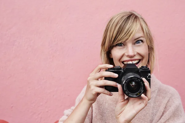 Woman holding and focusing camera — Stock Photo, Image