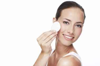 pamuk yastık kullanan kadın