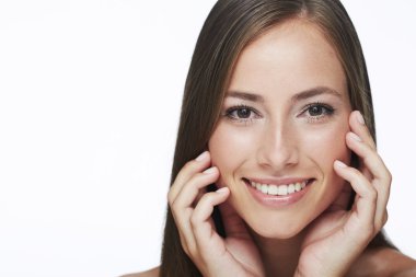 Gülümseyen genç kadın