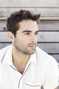 adam açık havada oturma