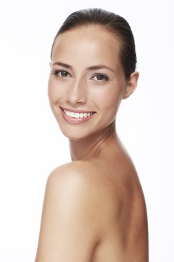 Gülümseyen genç kadın