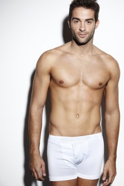 Erkek iç çamaşırı poz içinde