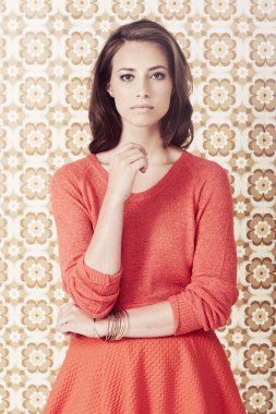 genç bir kadın kılığında