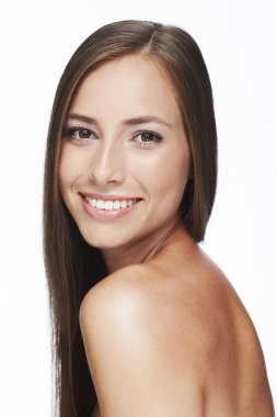 Gülümseyen genç kadın