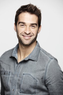 çekici bir adam poz