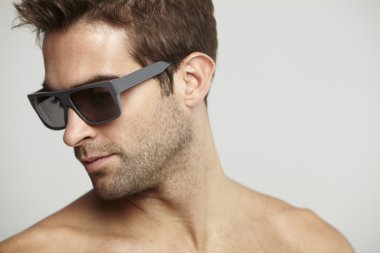 güneş gözlüğü takan adam