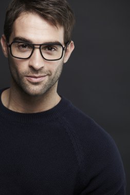 Poz gözlük takan adam