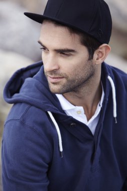 adam açık havada oturma