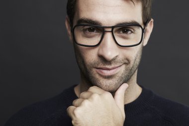 Gözlüklü adam gülümsüyor