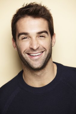 Çekici adam gülümsüyor