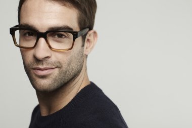 gözlük gülümseyen adam