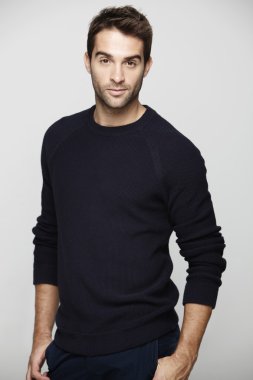 poz orta yetişkin adam