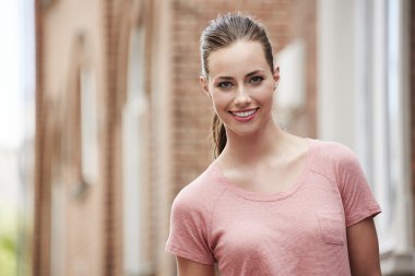 Gülümseyen genç kadın