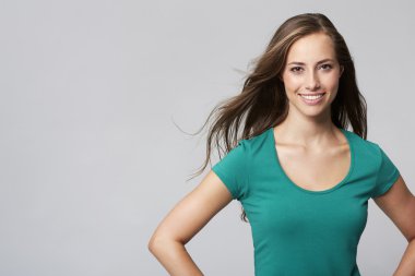 Stüdyoda gülümseyen kadın